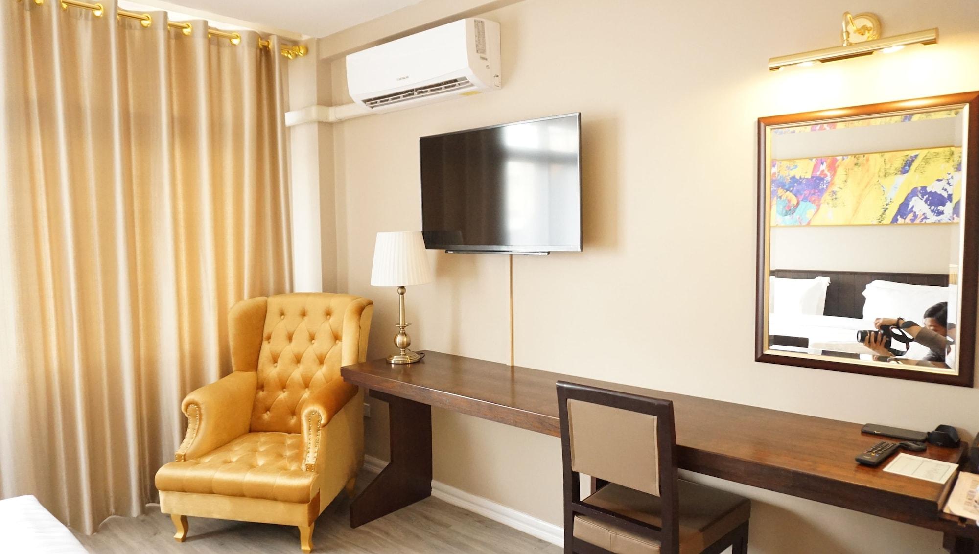 Taris Art Hotel Phrae Exterior photo