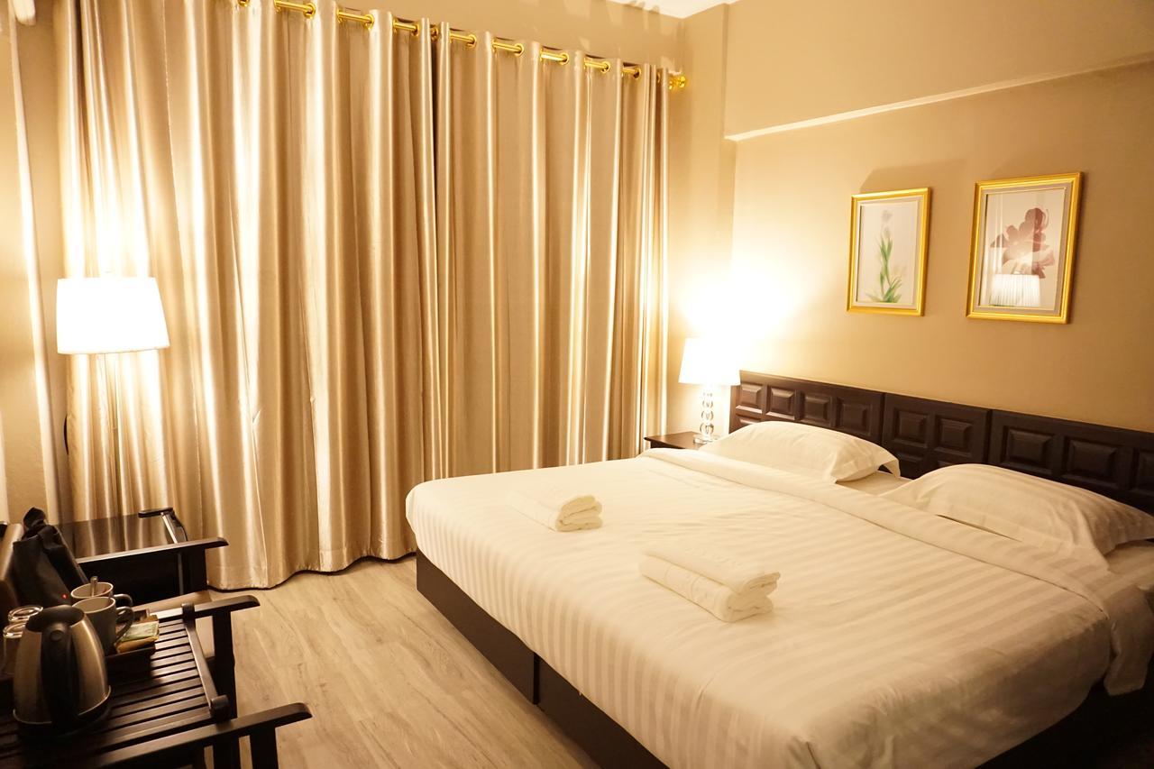Taris Art Hotel Phrae Exterior photo